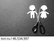 Ножницы с бумажных фигур пара на темном фоне. Концепция развода. Стоковое фото, фотограф Pixel_shot / Фотобанк Лори