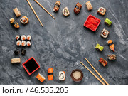 Рама изготовлена из разных суши на сером фоне. Стоковое фото, фотограф Pixel_shot / Фотобанк Лори