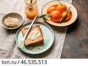 Хлеб с маслом и вкусным мандариновым вареньем на столе. Стоковое фото, фотограф Pixel_shot / Фотобанк Лори