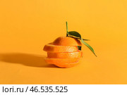 Вкусный порез мандарина на цветном фоне. Стоковое фото, фотограф Pixel_shot / Фотобанк Лори