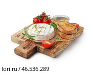 Деревянная доска с вкусным запеченным сыром Камамбер на белом фоне. Стоковое фото, фотограф Pixel_shot / Фотобанк Лори