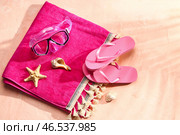 Женские стильные шлепанцы с пляжным полотенцем и маской для сноркелинга на грунтовом розовом фоне. Стоковое фото, фотограф Pixel_shot / Фотобанк Лори
