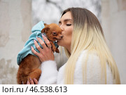 Девушка целует собаку породы той-терьер. Стоковое фото, фотограф Олеся Иноземцева / Фотобанк Лори