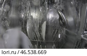 The dishwasher's function is to clean soiled dishes. The dishwasher uses a forceful stream of water to clean the dishes. A powerful jet of pressurized water removes the dirt from the dishes. Стоковое видео, видеограф Скрипачев Антон / Фотобанк Лори