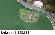Russia, Stavropol Territory, the city of Zheleznovodsk September 29 2022, Artificial island on a resort lake in the city of Zheleznovodsk from a height. Редакционное видео, видеограф Скрипачев Антон / Фотобанк Лори
