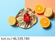 Флакон духов с цитрусовыми на цветном фоне. Стоковое фото, фотограф Pixel_shot / Фотобанк Лори