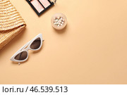 Набор женских аксессуаров и солнцезащитных очков на цветном фоне. Стоковое фото, фотограф Pixel_shot / Фотобанк Лори
