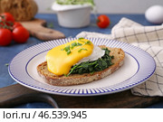 Вкусный бутерброд с флорентийским яйцом на цветном фоне, крупным планом. Стоковое фото, фотограф Pixel_shot / Фотобанк Лори