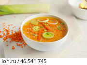 Тарелка вкусного чечевичного супа на столе. Стоковое фото, фотограф Pixel_shot / Фотобанк Лори