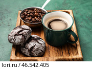 Чашка свежесваренного кофе и печенье на цветном фоне. Стоковое фото, фотограф Pixel_shot / Фотобанк Лори