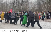 Перетягивание каната на зимнем празднике  "Солнечной масленицы" в лесопарке города Фрязино. Редакционное видео, видеограф Владимир Шипикин / Фотобанк Лори
