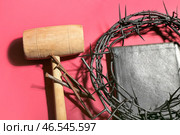 Терновый венец с Библией, гвоздями и молотком на красном фоне, крупным планом. Стоковое фото, фотограф Pixel_shot / Фотобанк Лори