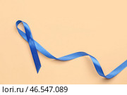 Голубая лента осведомленности на цветном фоне. Концепция рака простаты. Стоковое фото, фотограф Pixel_shot / Фотобанк Лори