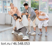 Women and men improvise, move on whim, and perform voluntary movements hip hop dance. Стоковое фото, фотограф Яков Филимонов / Фотобанк Лори