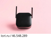 Черный повторитель Wi-Fi на розовом фоне. Стоковое фото, фотограф Pixel_shot / Фотобанк Лори