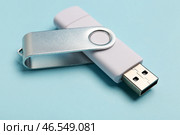 Белый USB-накопитель на цветном фоне. Стоковое фото, фотограф Pixel_shot / Фотобанк Лори