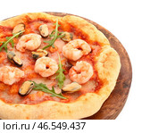 Тарелка с вкусной пиццей из морепродуктов на белом фоне, крупным планом. Стоковое фото, фотограф Pixel_shot / Фотобанк Лори