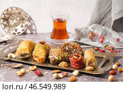 Поднос с вкусной пахлавой на столе. Стоковое фото, фотограф Pixel_shot / Фотобанк Лори