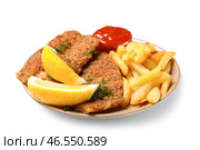Тарелка вкусной жареной трески с картофелем фри и лимоном на белом фоне. Стоковое фото, фотограф Pixel_shot / Фотобанк Лори