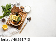 Кастрюля вкусного супа из разных овощей с хлебом и сметаной на светлом фоне. Стоковое фото, фотограф Pixel_shot / Фотобанк Лори