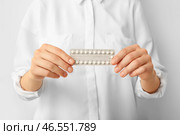 Женщина с гормональными таблетками на белом фоне, крупным планом. Стоковое фото, фотограф Pixel_shot / Фотобанк Лори