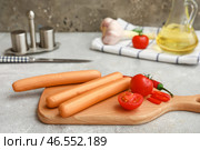 Доска вкусных колбас с помидорами и чили на сером фоне. Стоковое фото, фотограф Pixel_shot / Фотобанк Лори