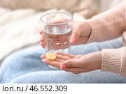 Женщина держит стакан воды и шипучую таблетку. Стоковое фото, фотограф Pixel_shot / Фотобанк Лори