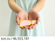 Женщина держит розовую печень на белом фоне. Стоковое фото, фотограф Pixel_shot / Фотобанк Лори