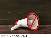 Мегафон с запрещающим знаком на темном деревянном фоне. Концепция цензуры. Стоковое фото, фотограф Pixel_shot / Фотобанк Лори