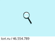 Черный мини магнификатор на синем фоне. Стоковое фото, фотограф Pixel_shot / Фотобанк Лори
