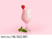Стакан клубничного коктейля Пина Колада на цветном фоне. Стоковое фото, фотограф Pixel_shot / Фотобанк Лори