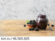 Банка вкусного ежевичного джема и ягод на деревянном столе. Стоковое фото, фотограф Pixel_shot / Фотобанк Лори