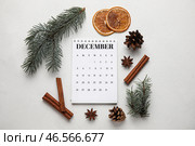 Календарь с датой зимнего солнцестояния и украшениями на белом фоне. Стоковое фото, фотограф Pixel_shot / Фотобанк Лори