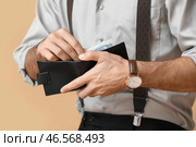 Модный джентльмен с открытым кошельком на цветном фоне, крупным планом. Стоковое фото, фотограф Pixel_shot / Фотобанк Лори