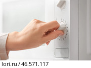 Молодая женщина разогревает еду в микроволновой печи, крупным планом. Стоковое фото, фотограф Pixel_shot / Фотобанк Лори