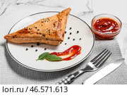 Тарелка с вкусной узбекской самсой и томатным соусом на белом фоне. Стоковое фото, фотограф Pixel_shot / Фотобанк Лори
