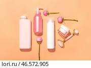Композиция с косметическими средствами, массажером для лица и цветами роз на цветном фоне. Стоковое фото, фотограф Pixel_shot / Фотобанк Лори