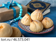 Вкусное арабское печенье на цветном фоне. Стоковое фото, фотограф Pixel_shot / Фотобанк Лори