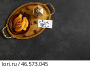 Поднос с вкусной турецкой пахлавой, лампой фану и поздравительной открыткой для Ид аль-Фитр (Праздник разговения) на темном фоне. Стоковое фото, фотограф Pixel_shot / Фотобанк Лори