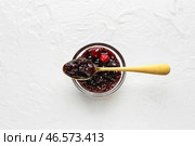 Чаша и ложка вкусного брусничного варенья на белом фоне. Стоковое фото, фотограф Pixel_shot / Фотобанк Лори