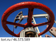 Вентиль кустовой насосной станции и нефтяной станок-качалка. Стоковое фото, фотограф Егор Алеев / ТАСС / Фотобанк Лори