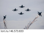 Самолеты Су-35С, отстреливающие тепловые ловушки, во время показательного полета. Стоковое фото, фотограф Сергей Бобылев / ТАСС / Фотобанк Лори