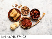 Вкусные восточные сладости с тасбихом на фоне гранж. Стоковое фото, фотограф Pixel_shot / Фотобанк Лори