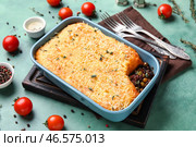 Форма для выпечки с вкусным пастушьим пирогом на зеленом фоне. Стоковое фото, фотограф Pixel_shot / Фотобанк Лори