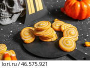 Тарелка с вкусными печеньями, кукурузным лакомством и хэллоуинскими украшениями на грунтовом черном фоне. Стоковое фото, фотограф Pixel_shot / Фотобанк Лори