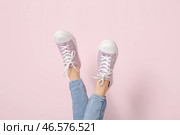Женские ноги в стильных кедах на розовом фоне. Стоковое фото, фотограф Pixel_shot / Фотобанк Лори