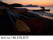Весла и каяки на пляже у моря. Стоковое фото, фотограф Сергей Мальгавко / ТАСС / Фотобанк Лори