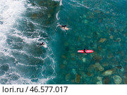 Серфингисты на волне. Стоковое фото, фотограф Юрий Смитюк / ТАСС / Фотобанк Лори