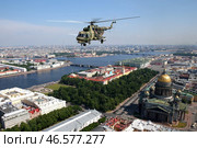 Санкт-Петербург. Вертолет Ми-8 во время показательного полета над городом. Стоковое фото, фотограф Петр Ковалев / ТАСС / Фотобанк Лори