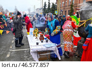 Женщины разливают горячий чай из самовара. Масленица. Город Ялуторовск Тюменская область. Редакционное фото, фотограф Александр Тараканов / Фотобанк Лори